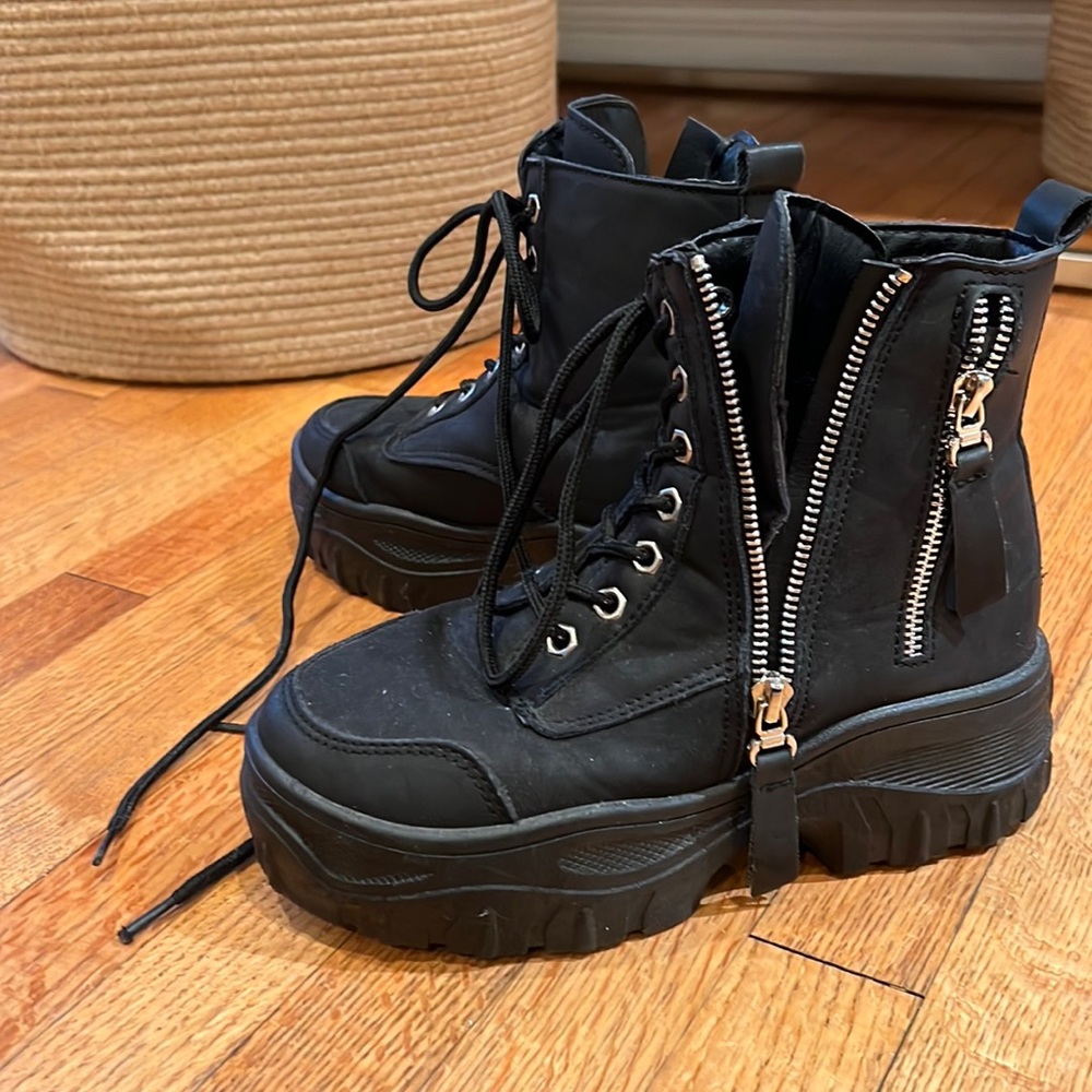 black platform zipper boots